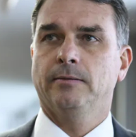 Contrato obtido pelo Intercept traz Mario Frias e Eduardo Bolsonaro como produtores executivos do filme sobre a vida de Jair Bolsonaro, na época intitulado <em>O Capitão do Povo</em>, e não <em>Dark Horse</em> -  (crédito: Reprodução/Intercept Brasil)