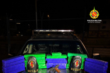 Três mulheres foram presas em operação que apreendeu 27 tabletes de maconha, arma de fogo e munições. - (crédito: Divulgação PMDF) Três mulheres foram presas em operação que apreendeu 27 tabletes de maconha, arma de fogo e munições. - (crédito: Divulgação PMDF)