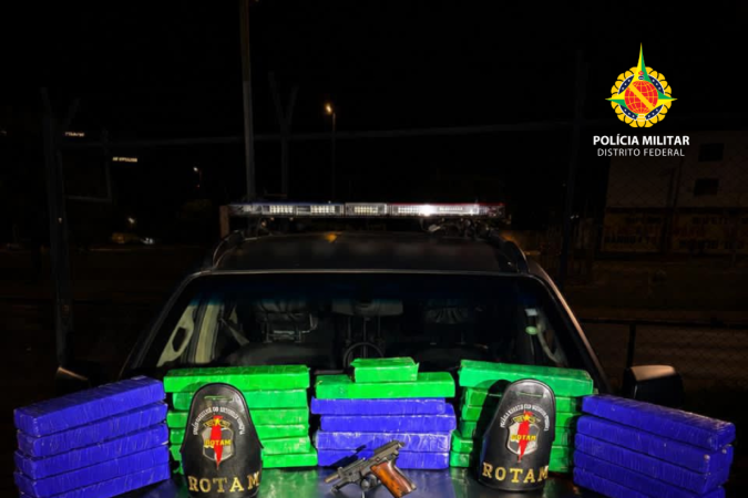 Três mulheres foram presas em operação que apreendeu 27 tabletes de maconha, arma de fogo e munições. - (crédito: Divulgação PMDF) Três mulheres foram presas em operação que apreendeu 27 tabletes de maconha, arma de fogo e munições. - (crédito: Divulgação PMDF)