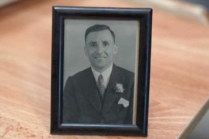 Soldado alemão de ocupação de pé no litoral de Jersey, no verão de 1940 - (crédito: BBC) Soldado alemão de ocupação de pé no litoral de Jersey, no verão de 1940 - (crédito: BBC)