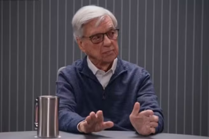 O ex-cientista que trabalhou com a NSA e a CIA, Hal Puthoff, durante participação no podcast The Diary of a CEO - (crédito: Reprodução / YouTube / The Diary of a CEO) O ex-cientista que trabalhou com a NSA e a CIA, Hal Puthoff, durante participação no podcast The Diary of a CEO - (crédito: Reprodução / YouTube / The Diary of a CEO)