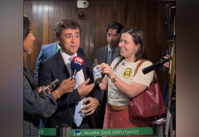 Sâmia Bomfim entrega óleo de peroba à Nikolas Ferreira -  (crédito: Reprodução/Redes Sociais) -Sâmia Bomfim entrega óleo de peroba à Nikolas Ferreira -  (crédito: Reprodução/Redes Sociais)