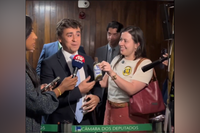 Sâmia Bomfim entrega óleo de peroba à Nikolas Ferreira - (crédito: Reprodução/Redes Sociais) Sâmia Bomfim entrega óleo de peroba à Nikolas Ferreira - (crédito: Reprodução/Redes Sociais)