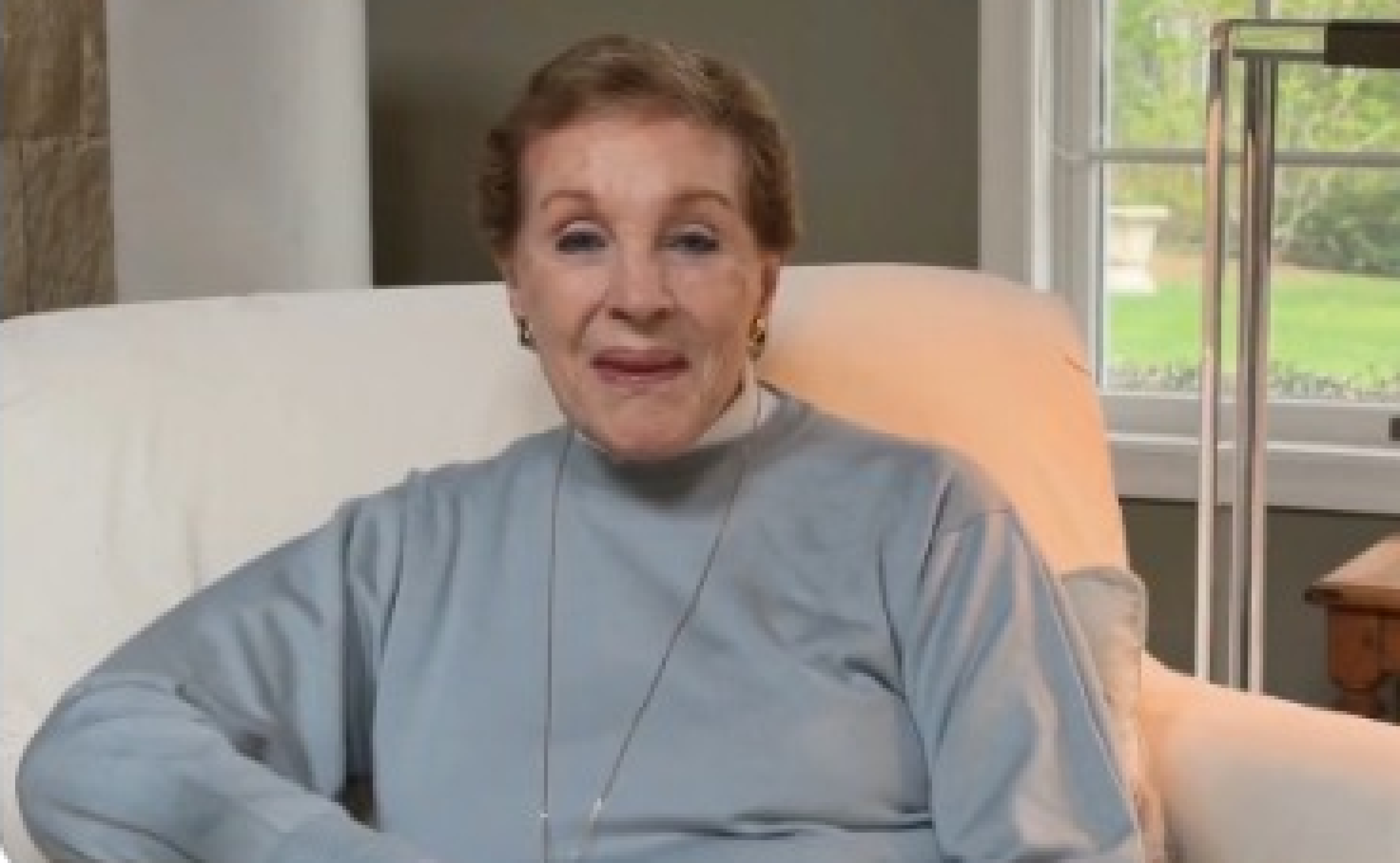 Julie Andrews faz rara aparição em vídeo para evento sobre Parkinson