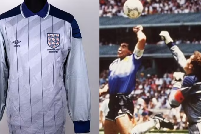 Camisa usada pelo goleiro inglês Peter Shilton no gol de Diego Maradona na Copa do Mundo de 1986 - (crédito: Reprodução / Budds Auctioneers / AFP) Camisa usada pelo goleiro inglês Peter Shilton no gol de Diego Maradona na Copa do Mundo de 1986 - (crédito: Reprodução / Budds Auctioneers / AFP)