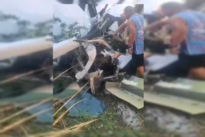 O piloto, um homem de 69 anos ainda não identificado, foi encontrado morto no local - (crédito: Reprodução/X @Mp220Mp) O piloto, um homem de 69 anos ainda não identificado, foi encontrado morto no local - (crédito: Reprodução/X @Mp220Mp)