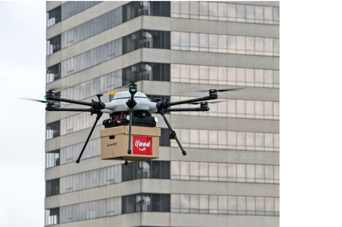Drone da iFood transporta encomenda, representando a expansão do delivery aéreo para a Grande São Paulo, focado em rotas complexas - (crédito: Divulgação) Drone da iFood transporta encomenda, representando a expansão do delivery aéreo para a Grande São Paulo, focado em rotas complexas - (crédito: Divulgação)