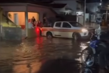 Outras pessoas que acompanhavam a situação tentam acalmar os ânimos e encerrar a discussão -  (crédito: Redes Sociais/Reprodução)