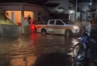 Outras pessoas que acompanhavam a situação tentam acalmar os ânimos e encerrar a discussão -  (crédito: Redes Sociais/Reprodução)