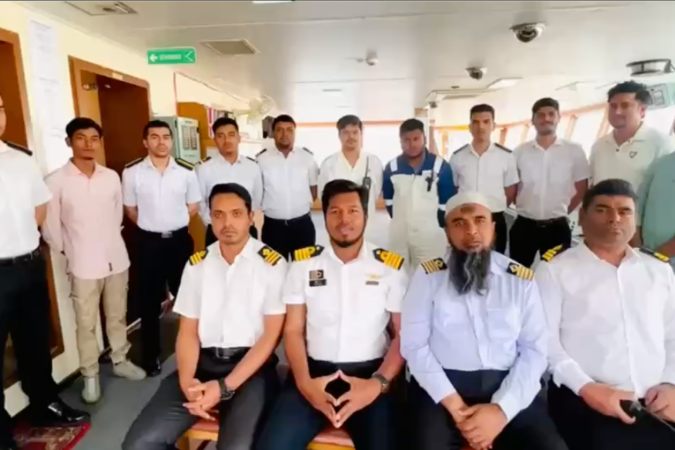 O navio Banglar Joyjatra partiu de Bangladesh no fim de janeiro e agora está atracado no porto de Sharjah, nos Emirados Árabes Unidos - (crédito: BBC) O navio Banglar Joyjatra partiu de Bangladesh no fim de janeiro e agora está atracado no porto de Sharjah, nos Emirados Árabes Unidos - (crédito: BBC)