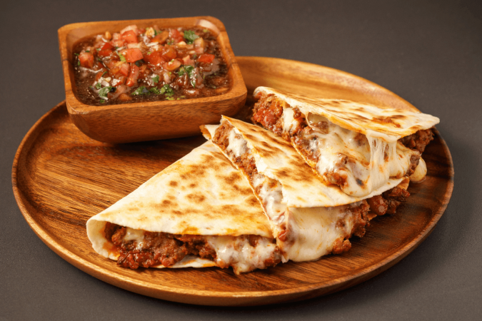 Quesadilla de carne com pico de gallo (Imagem: Bystrov | Shutterstock) - (crédito: EdiCase) Quesadilla de carne com pico de gallo (Imagem: Bystrov | Shutterstock) - (crédito: EdiCase)