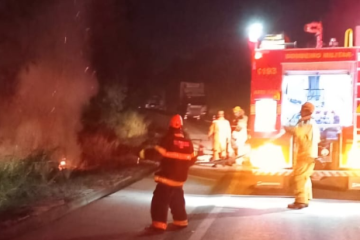 O fogo também atingiu a vegetação às margens da pista, exigindo uma atuação rápida das equipes para impedir a propagação do incêndio -  (crédito: Corpo de Bombeiros/Reprodução)