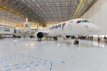 Revelação da primeira aeronave Embraer E2 da frota LATAM na fábrica da Embraer -  (crédito: ASA/LATAM)
