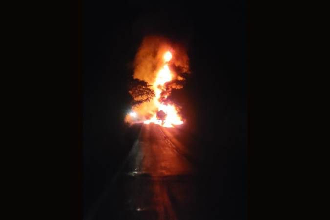 O condutor de um dos caminhões não conseguiu sair do veículo após a colisão - (crédito: Corpo de Bombeiros/Reprodução) O condutor de um dos caminhões não conseguiu sair do veículo após a colisão - (crédito: Corpo de Bombeiros/Reprodução)