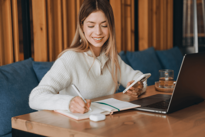 A organização da rotina é uma das principais aliadas de quem precisa estudar e trabalhar (Imagem: Anatoliy Cherkas | Shutterstock) - (crédito: EdiCase) A organização da rotina é uma das principais aliadas de quem precisa estudar e trabalhar (Imagem: Anatoliy Cherkas | Shutterstock) - (crédito: EdiCase)