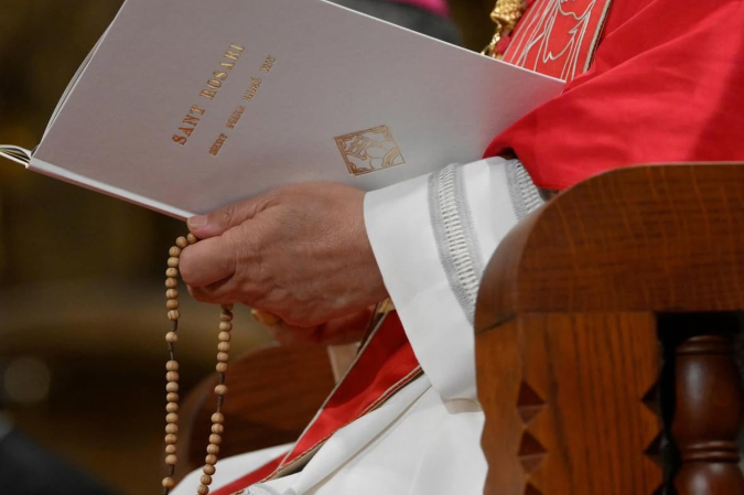 Leão XIV com o rosário durante a missa. 