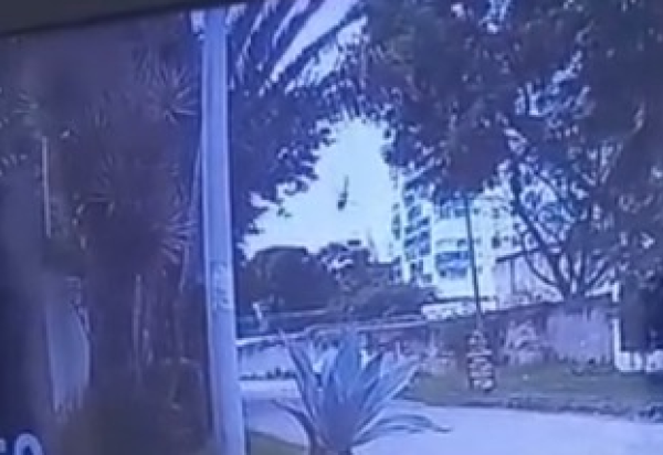 Câmara de Segurança de condomínio registra momento de queda de helicóptero no RJ