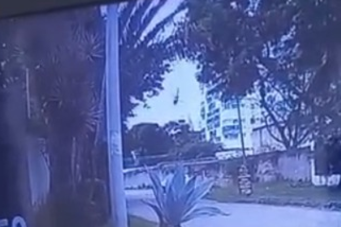 As duas aeronaves cairam na manhã deste domingo (14/6) na Avenida das Américas, no Recreio dos Bandeirantes, no Rio de Janeiro - (crédito: CBMRJ/Divulgação) As duas aeronaves cairam na manhã deste domingo (14/6) na Avenida das Américas, no Recreio dos Bandeirantes, no Rio de Janeiro - (crédito: CBMRJ/Divulgação)