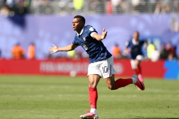 Camisa 10 dos Bleus abre caminho e define triunfo por 3 x 1 em tarde que desbancou Pelé e Lionel Messi na artilharia das Copas do Mundo. - (crédito: CHARLY TRIBALLEAU / AFP) Camisa 10 dos Bleus abre caminho e define triunfo por 3 x 1 em tarde que desbancou Pelé e Lionel Messi na artilharia das Copas do Mundo. - (crédito: CHARLY TRIBALLEAU / AFP)