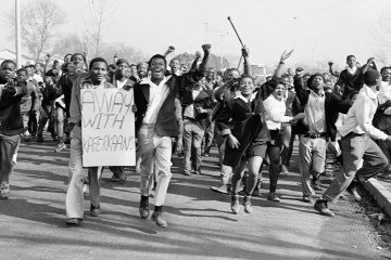 O massacre de estudantes em 16 de junho transformou a luta contra o apartheid e deixou um legado histórico entre as novas gerações
- (crédito: Reprodução/Redes sociais) O massacre de estudantes em 16 de junho transformou a luta contra o apartheid e deixou um legado histórico entre as novas gerações
- (crédito: Reprodução/Redes sociais)