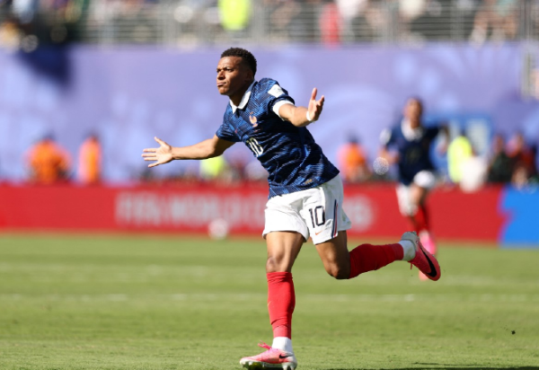 Camisa 10 dos Bleus abre caminho e define triunfo por 3 x 1 em tarde que desbancou Pelé e Lionel Messi na artilharia das Copas do Mundo. -  (crédito: CHARLY TRIBALLEAU / AFP)