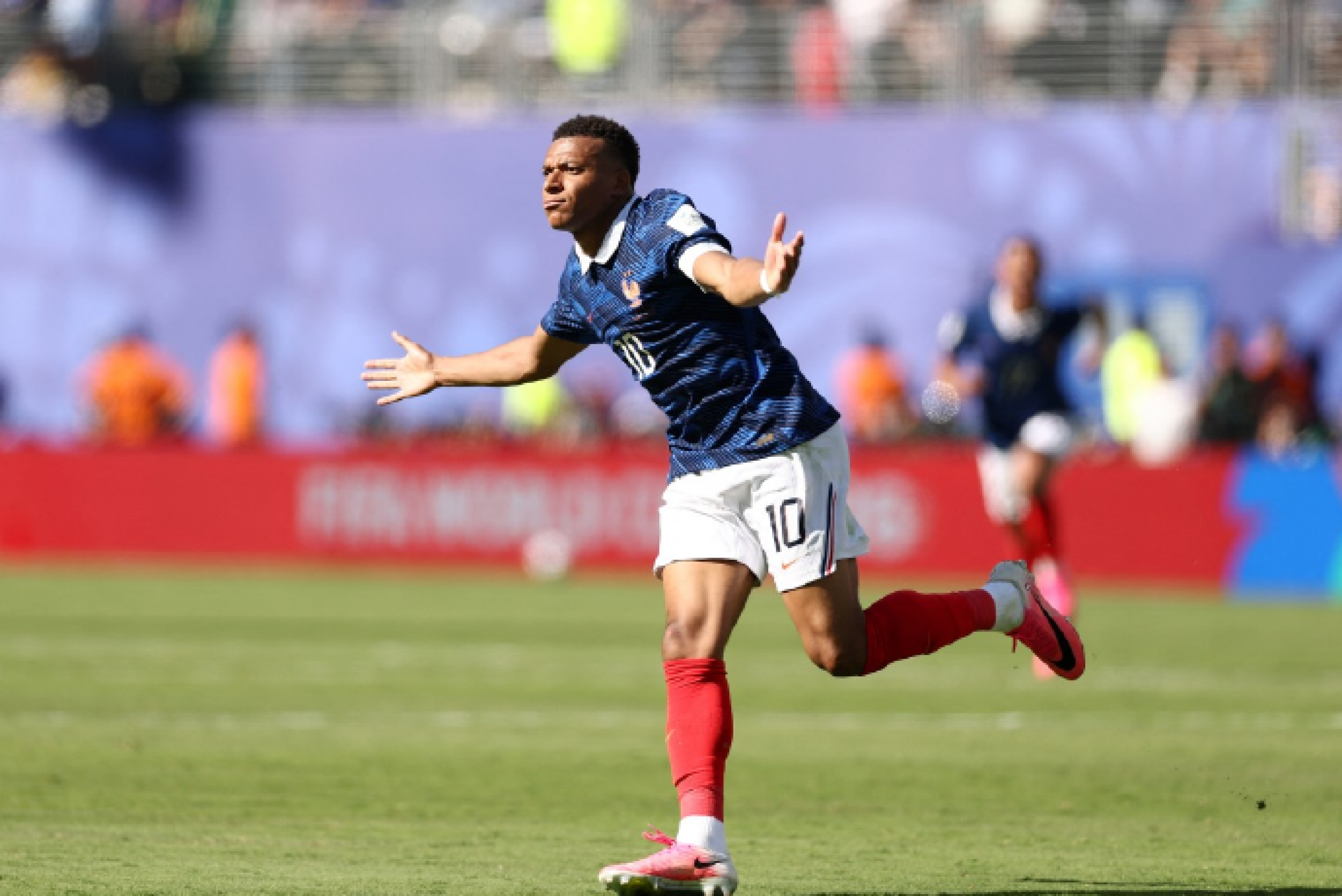 Com dois gols de Mbappé, França bate Senegal na estreia 
