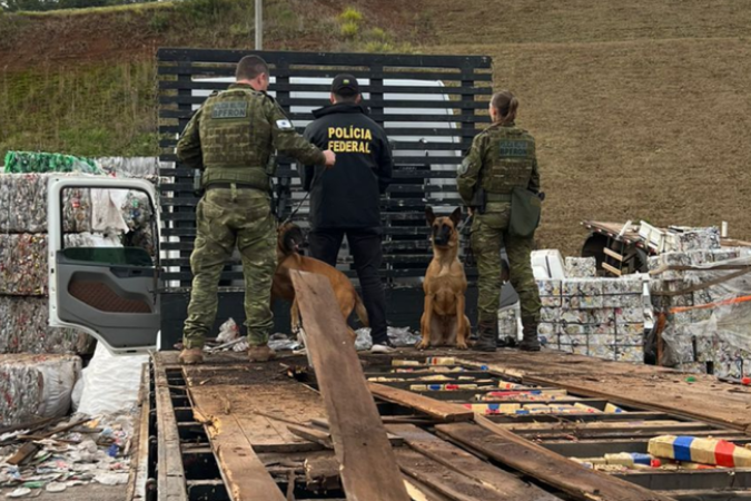 Motorista foi preso em flagrante na fronteira com a Argentina; droga estava oculta em 9 toneladas de sucata plástica e havia ainda cigarros eletrônicos com THC no veículo - (crédito: Divulgação/Polícia Federal) Motorista foi preso em flagrante na fronteira com a Argentina; droga estava oculta em 9 toneladas de sucata plástica e havia ainda cigarros eletrônicos com THC no veículo - (crédito: Divulgação/Polícia Federal)