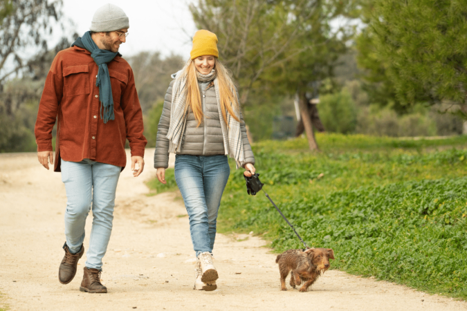 Adaptar a rotina dos passeios é essencial para reduzir o impacto do frio na saúde dos cães (Imagem: Victor Canales Studio | Shutterstock) - (crédito: EdiCase) Adaptar a rotina dos passeios é essencial para reduzir o impacto do frio na saúde dos cães (Imagem: Victor Canales Studio | Shutterstock) - (crédito: EdiCase)