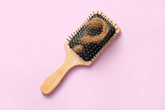 Aumento significativo da queda de cabelo pode indicar que algo não vai bem e merece avaliação médica (Imagem: Pixel-Shot | Shutterstock) - (crédito: EdiCase) Aumento significativo da queda de cabelo pode indicar que algo não vai bem e merece avaliação médica (Imagem: Pixel-Shot | Shutterstock) - (crédito: EdiCase)