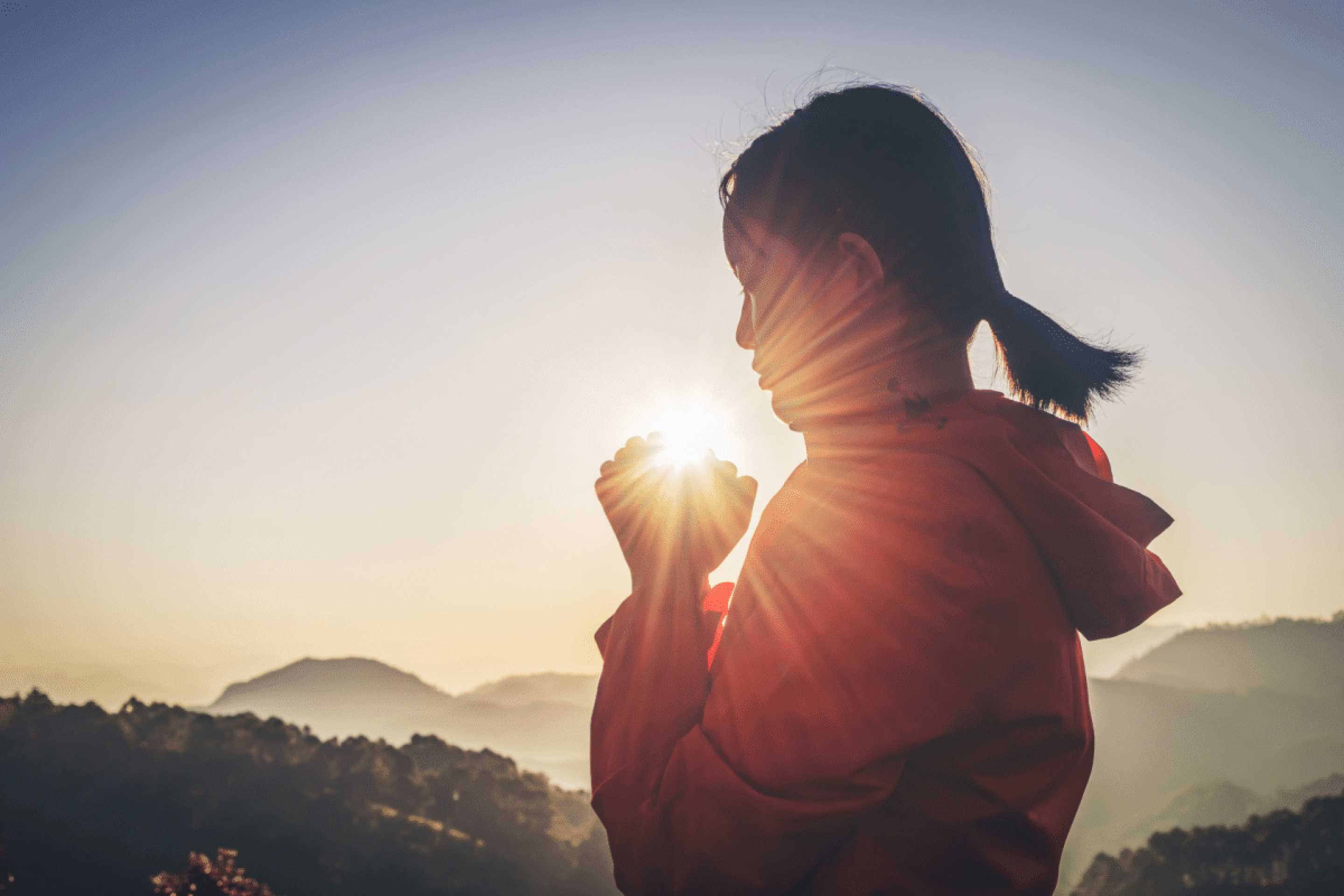5 orações poderosas para proteger um ente querido em momentos difíceis