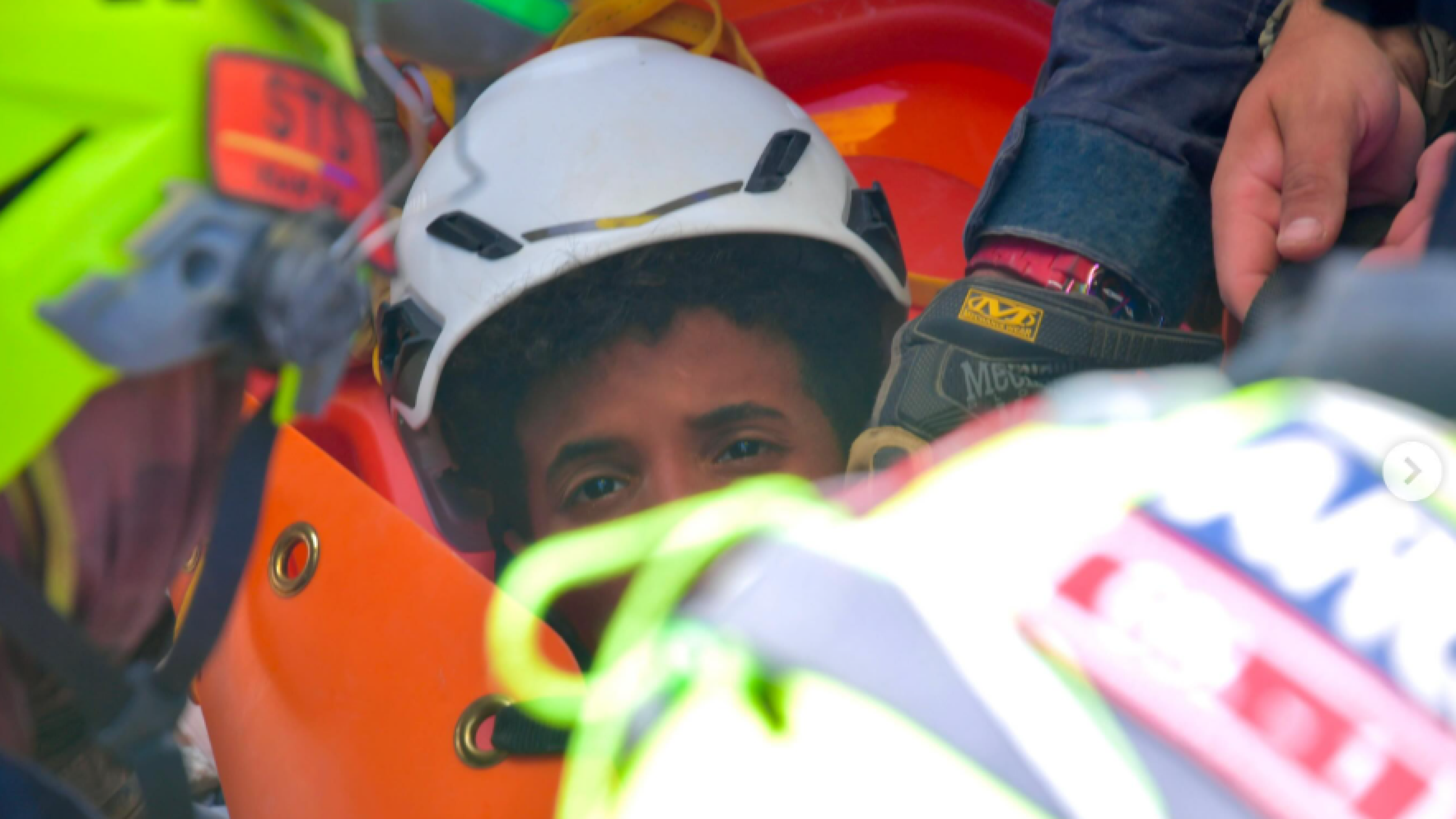 Os resgates de dois meninos de 11 anos presos após dias nos escombros dos terremotos na Venezuela