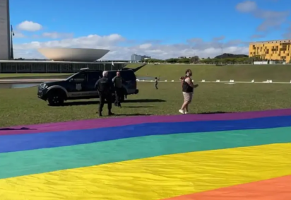 Bandeira da comunidade LGBTQIAPN+ foi proibida de ser estendida no gramado em frente ao Congresso Nacional no Dia do Orgulho, no domingo (28/6) -  (crédito: Divulgação / Escritório do Ativismo (Grupo Estruturação LGBT+ de Brasilía e Centro DH)) -Bandeira da comunidade LGBTQIAPN+ foi proibida de ser estendida no gramado em frente ao Congresso Nacional no Dia do Orgulho, no domingo (28/6) -  (crédito: Divulgação / Escritório do Ativismo (Grupo Estruturação LGBT+ de Brasilía e Centro DH))