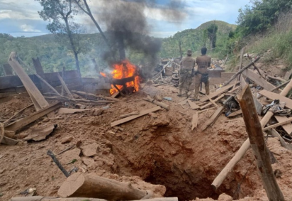 Infraestruturas como bunkers e túneis são utilizados pelos garimpeiros para retomar a atividade ilegal mesmo após a expulsão do território -  (crédito: Reprodução/ Governo Federal ) -Infraestruturas como bunkers e túneis são utilizados pelos garimpeiros para retomar a atividade ilegal mesmo após a expulsão do território -  (crédito: Reprodução/ Governo Federal )