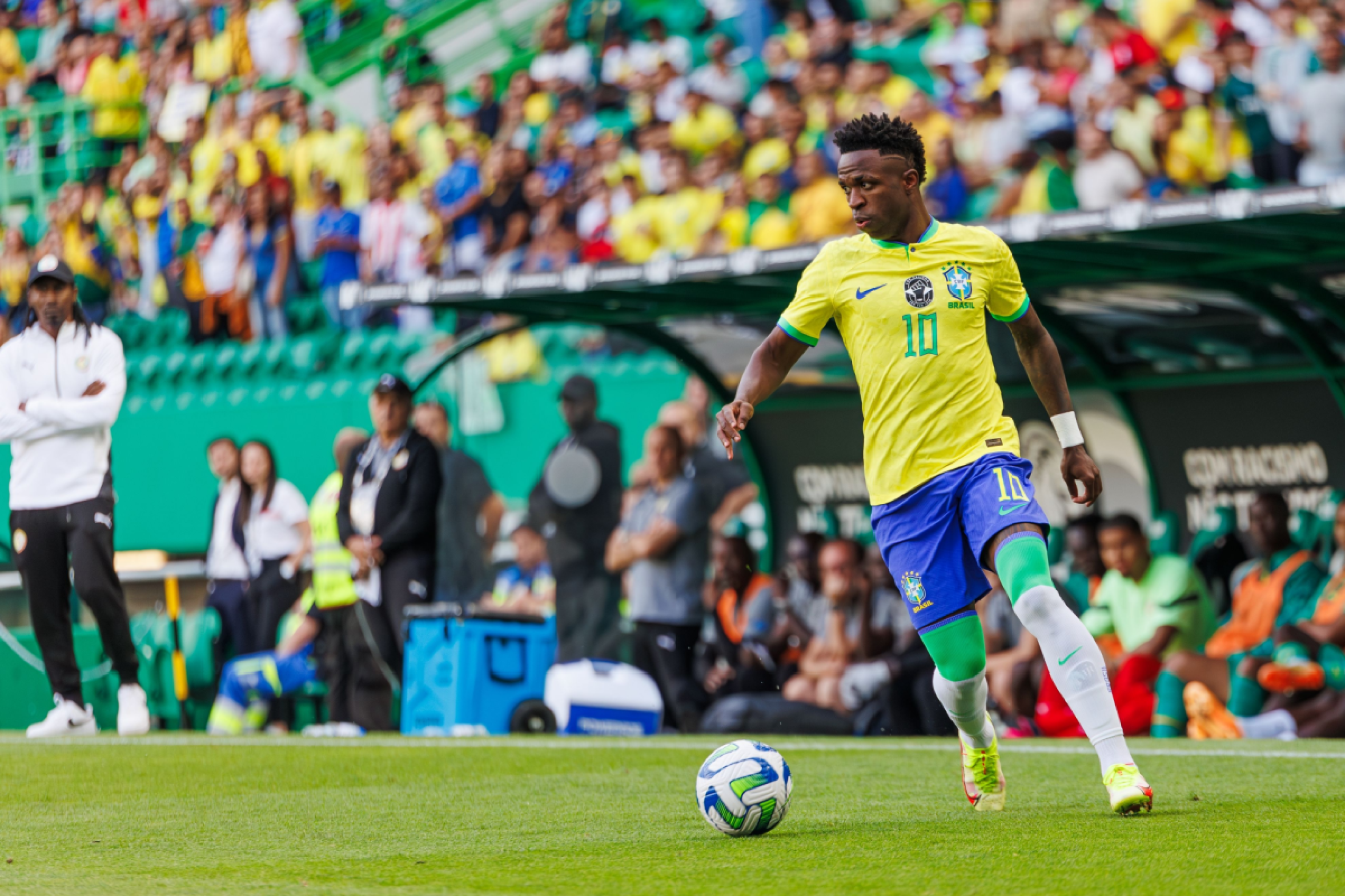 Por que Vinícius Júnior come abacaxi antes dos jogos? Veja os benefícios da fruta