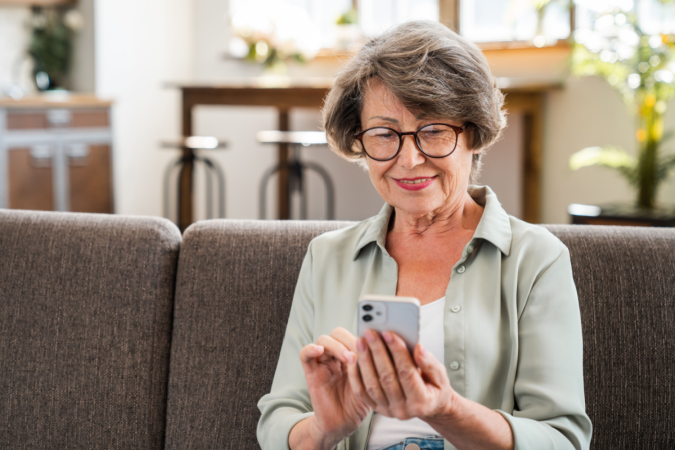 A evolução dos golpes digitais reforça a importância da prevenção entre idosos (Imagem: Inside Creative House | Shutterstock) - (crédito: EdiCase) A evolução dos golpes digitais reforça a importância da prevenção entre idosos (Imagem: Inside Creative House | Shutterstock) - (crédito: EdiCase)