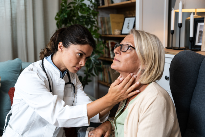 O câncer de cabeça e pescoço engloba um conjunto de tumores que podem surgir em diferentes estruturas anatômicas da região (Imagem: Srdjan Randjelovic | Shutterstock) - (crédito: EdiCase) O câncer de cabeça e pescoço engloba um conjunto de tumores que podem surgir em diferentes estruturas anatômicas da região (Imagem: Srdjan Randjelovic | Shutterstock) - (crédito: EdiCase)