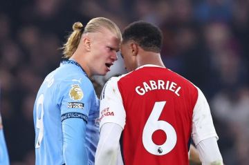 O zagueiro brasileiro do Arsenal, Gabriel Magalhães, e o atacante norueguês do Manchester City, Erling Haaland, se encaram durante confronto entre as equipes inglesas -  (crédito: Reprodução / 'X' / @lbertozzi)