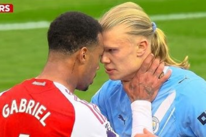 O zagueiro brasileiro do Arsenal, Gabriel Magalh&atilde;es, e o atacante noruegu&ecirc;s do Manchester City, Erling Haaland, se encaram durante confronto entre as equipes inglesas