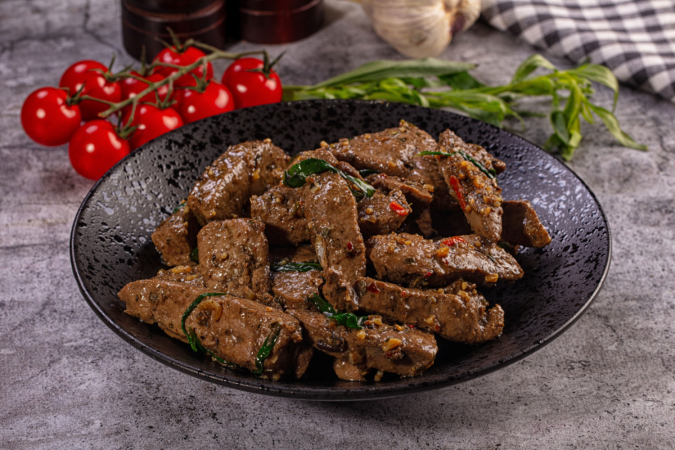 Fígado bovino ao alho (Imagem: Andrey Starostin | Shutterstock) - (crédito: EdiCase) Fígado bovino ao alho (Imagem: Andrey Starostin | Shutterstock) - (crédito: EdiCase)