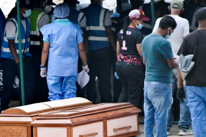 Equipes médicas e da perícia trabalham ao lado de corpos cobertos por sacos plásticos e estendidos no chão - (crédito: BBC Mundo) Equipes médicas e da perícia trabalham ao lado de corpos cobertos por sacos plásticos e estendidos no chão - (crédito: BBC Mundo)