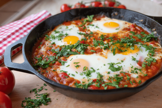 Feijão-branco com ovos ao molho de tomate (Imagem: Angelika Heine | Shutterstock) - (crédito: EdiCase) Feijão-branco com ovos ao molho de tomate (Imagem: Angelika Heine | Shutterstock) - (crédito: EdiCase)