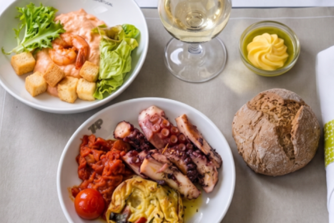 A bordo do novo voo Curitiba-Lisboa: quando a viagem começa à mesa - (crédito: Uai Turismo) A bordo do novo voo Curitiba-Lisboa: quando a viagem começa à mesa - (crédito: Uai Turismo)