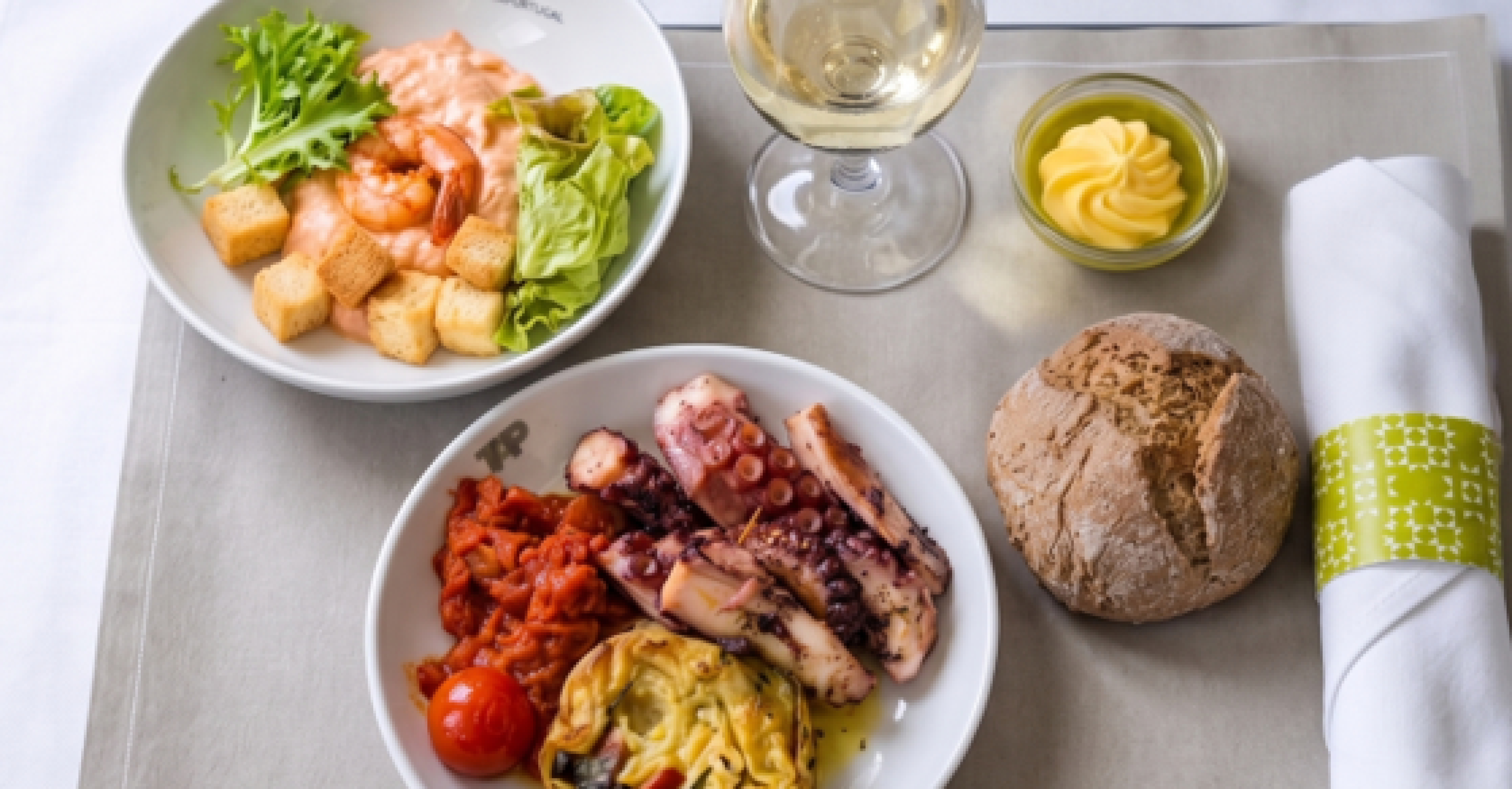 A bordo do novo voo Curitiba-Lisboa: quando a viagem começa à mesa
