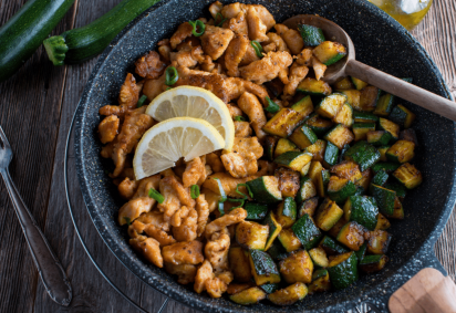 Frango grelhado com abobrinha (Imagem: Angelika Heine | Shutterstock) -  (crédito: EdiCase) -Frango grelhado com abobrinha (Imagem: Angelika Heine | Shutterstock) -  (crédito: EdiCase)