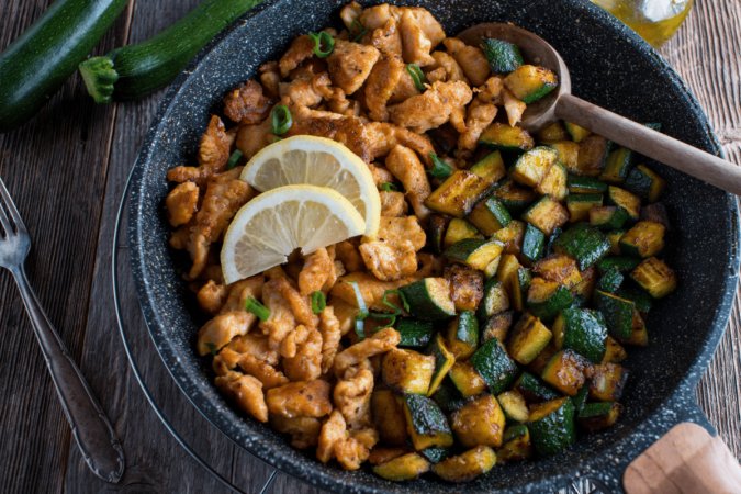 Frango grelhado com abobrinha (Imagem: Angelika Heine | Shutterstock) - (crédito: EdiCase) Frango grelhado com abobrinha (Imagem: Angelika Heine | Shutterstock) - (crédito: EdiCase)
