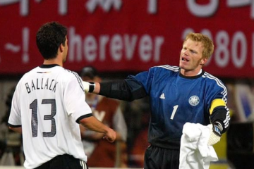 O ex-goleiro, Oliver Khan, e o ex-meio-campista, Michael Ballack, ambos da Alemanha, durante a campanha do país na Copa do Mundo de 2002, terminada com derrota na final para o Brasil -  (crédito: Reprodução / Instagram / @oliverkhan)