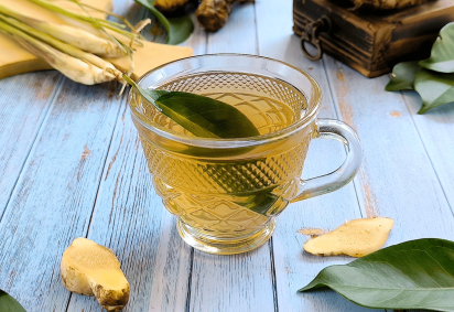Chá de louro com gengibre, açafrão-da-terra e capim-limão (Imagem: Safina Indahayati | Shutterstock) -  (crédito: EdiCase) -Chá de louro com gengibre, açafrão-da-terra e capim-limão (Imagem: Safina Indahayati | Shutterstock) -  (crédito: EdiCase)