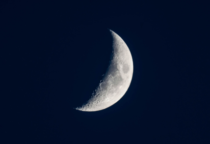 Os rituais realizados durante a Lua Minguante podem funcionar como práticas de autocuidado, organização e intenção (Imagem: makasana photo | Shutterstock) -  (crédito: EdiCase) -Os rituais realizados durante a Lua Minguante podem funcionar como práticas de autocuidado, organização e intenção (Imagem: makasana photo | Shutterstock) -  (crédito: EdiCase)