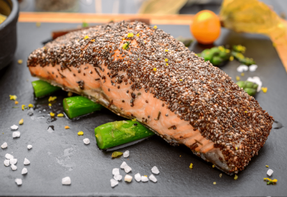 Salmão com crosta de chia e aspargos (Imagem: WhiteYura | Shutterstock) -  (crédito: EdiCase) -Salmão com crosta de chia e aspargos (Imagem: WhiteYura | Shutterstock) -  (crédito: EdiCase)