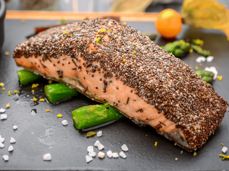 Salmão com crosta de chia e aspargos (Imagem: WhiteYura | Shutterstock) -  (crédito: EdiCase)